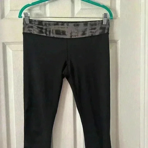 Under Armour Capri Leggings. Black & Camo. Medium. Preowned. Women’s. - Picture 1 of 6